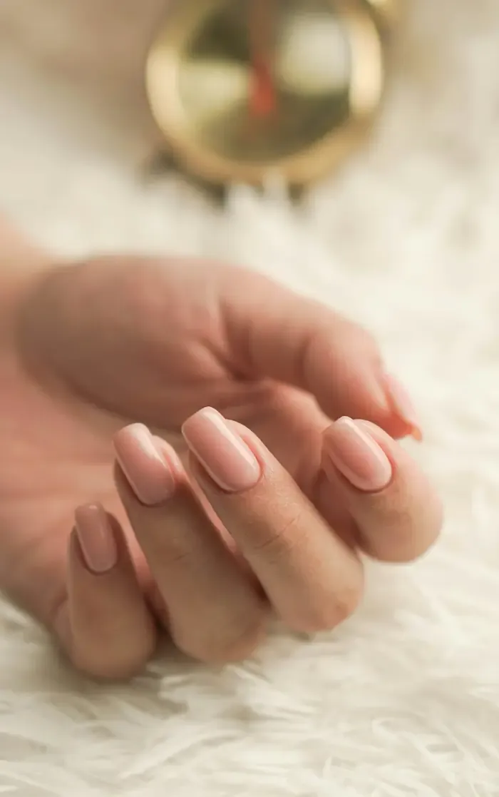 Mãos com unhas cuidadas